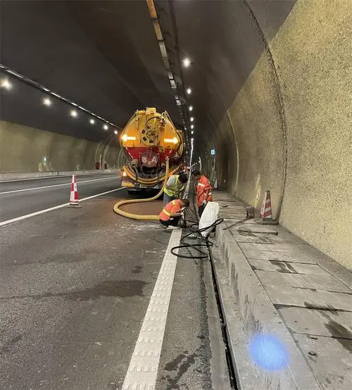 巩留隧道排水渠清淤